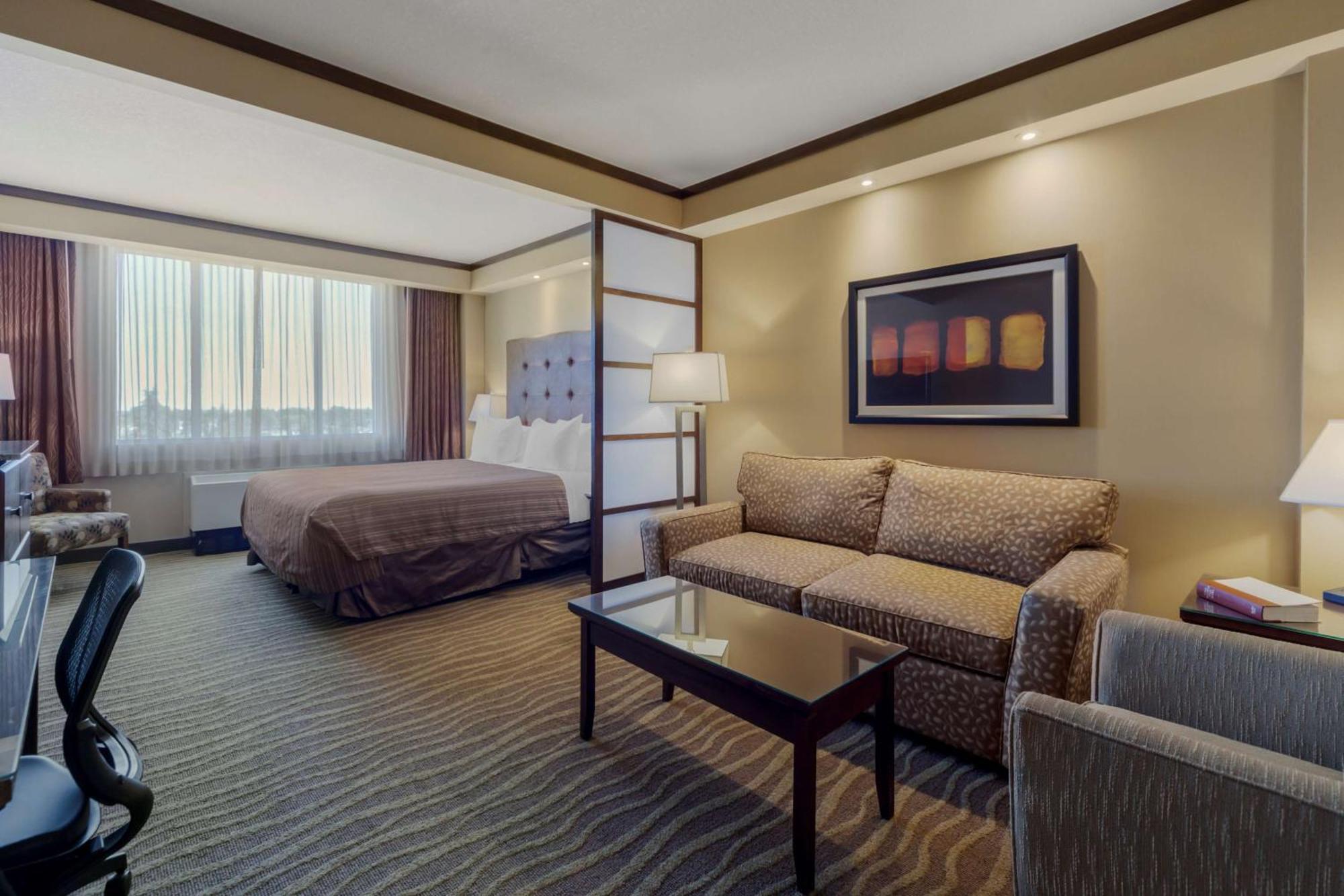 Best Western Premier Denham Inn&Suites Leduc Eksteriør billede